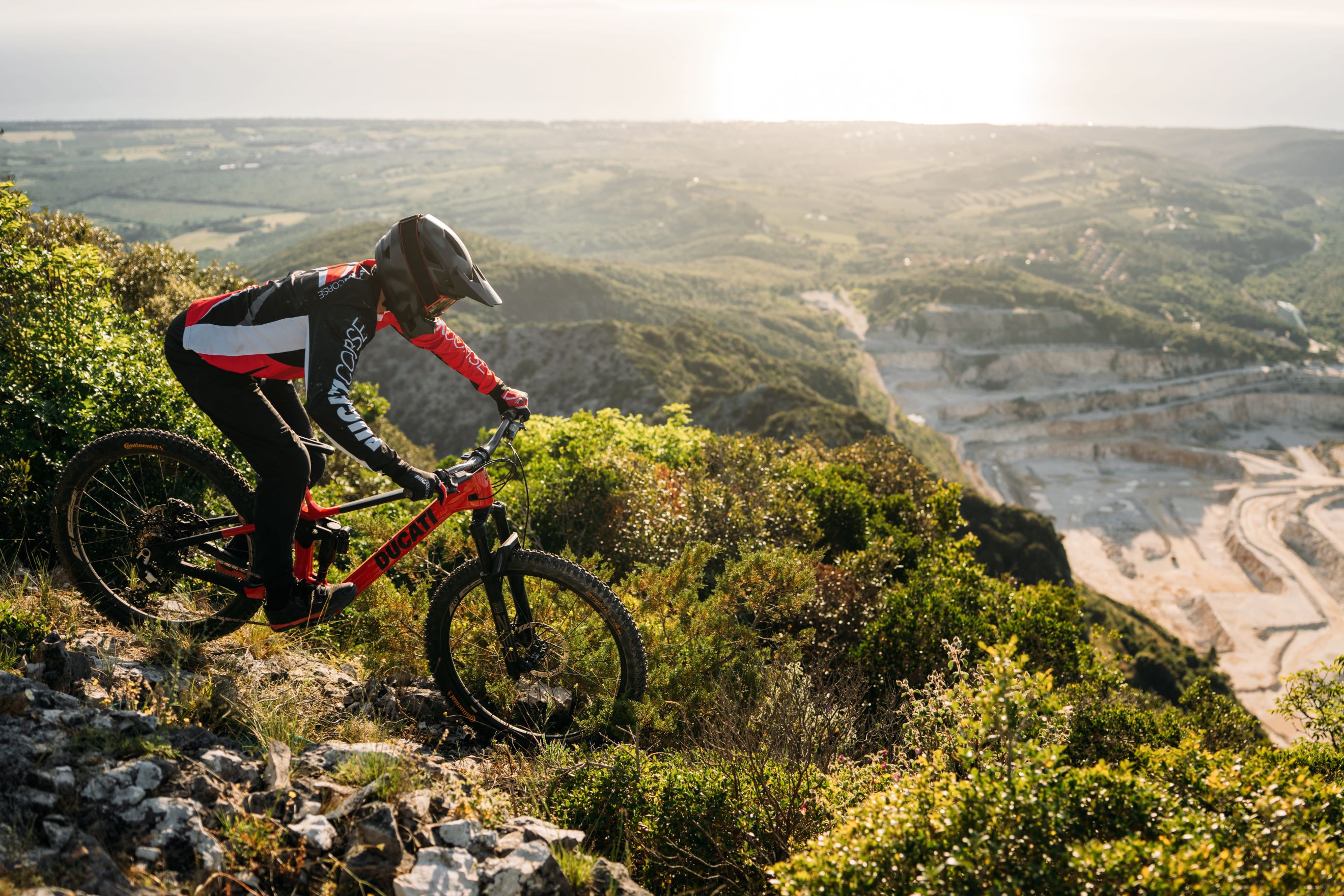 Ducati presenta le sue nuove biciclette, testate dai fuoriclasse: da Vincenzo Nibali a Tony Cairoli. Domenicali: «I nostri piloti si allenano pedalando»