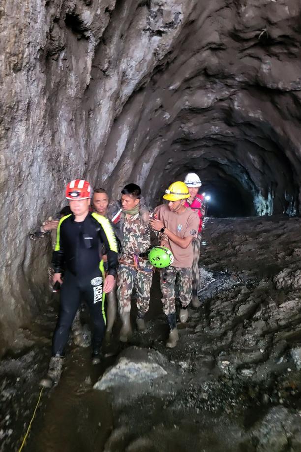 Nepal, estratto vivo dopo 10 giorni un cittadino cinese: era intrappolato in un tunnel lungo 225 metri