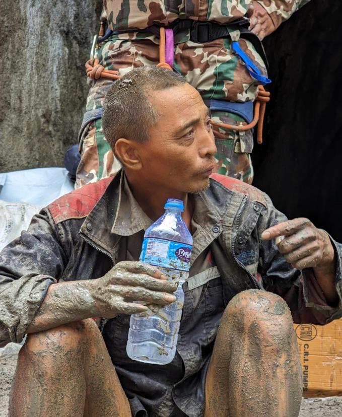 Nepal, estratto vivo dopo 10 giorni un cittadino cinese: era intrappolato in un tunnel lungo 225 metri