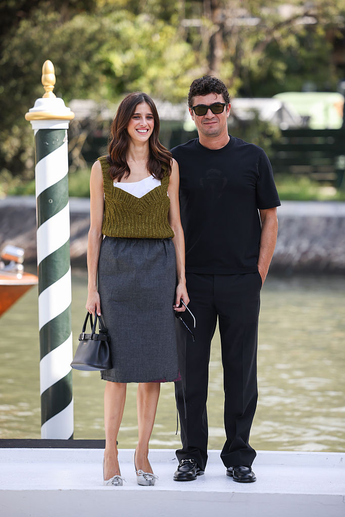 Benedetta Porcaroli e Riccardo Scamarcio, arrivo di coppia a Venezia: gonna midì per lei, look total black per il compagno