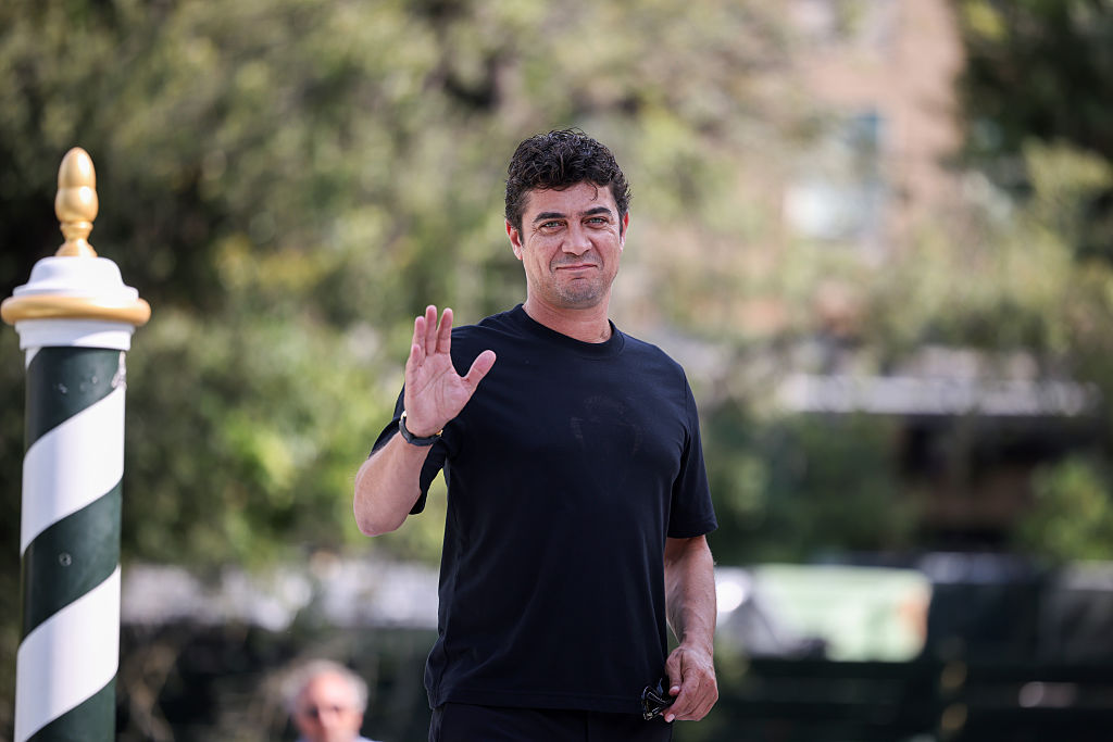 Benedetta Porcaroli e Riccardo Scamarcio, arrivo di coppia a Venezia: gonna midì per lei, look total black per il compagno