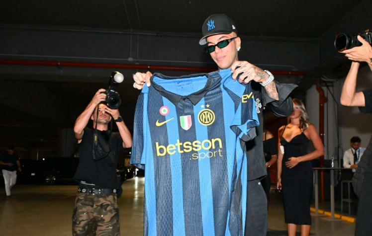 Peggy Gou, total white a San Siro per Inter-Napoli