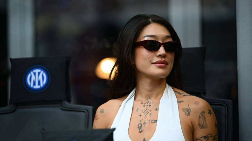 Peggy Gou, total white a San Siro per Inter-Napoli