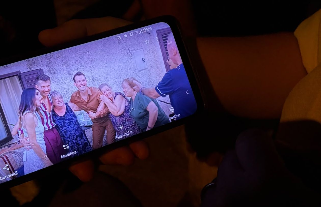 Brendan Blumer e Salvatore Spano, il matrimonio in Sardegna: Chris Martin, Giorgia e Mengoni, le foto con le anziane del quartiere (e una torta da 160 chili)