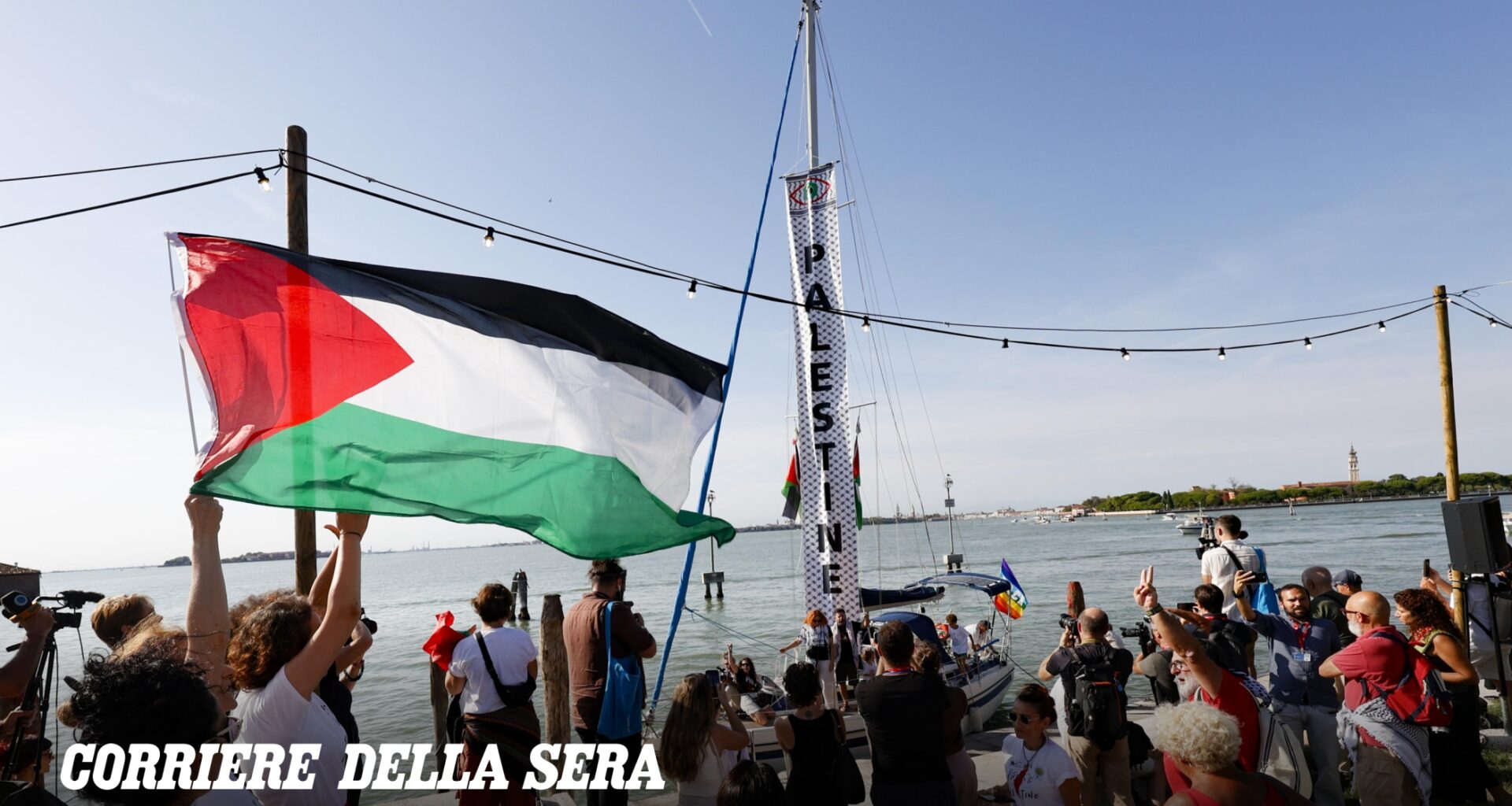 Venezia, la Flotilla arriva a Venezia: ad attenderla un centinaio persone (ma una sola attrice, Irene Maiorino)