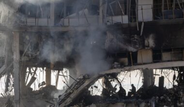 Guerra Ucraina-Russia, le notizie in diretta | Raid russo al confine con la Polonia, colpiti un treno e una stazione di servizio. Kiev a Ue e Nato: «I barbari sono alle vostre porte»