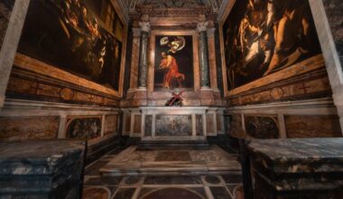 Una croce in vetro e le tele di Caravaggio. Capolavori di riflessi