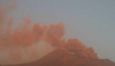 Etna, l'eruzione ferma ancora l'aeroporto. E Calenda sbotta: «Bloccato da 3 giorni, la Sicilia è trascurata come neanche un Paese del terzo mondo. Lo Stato la commissari per 30 anni»
