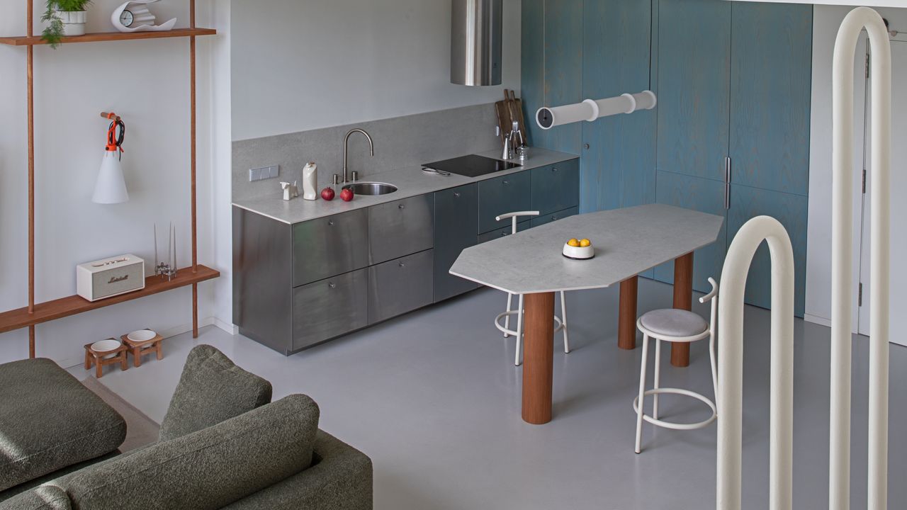 Una coppia di architetti ha trasformato un appartamento turistico nella loro casa: un loft di 75 m2 a doppia altezza in cui vivere e lavorare