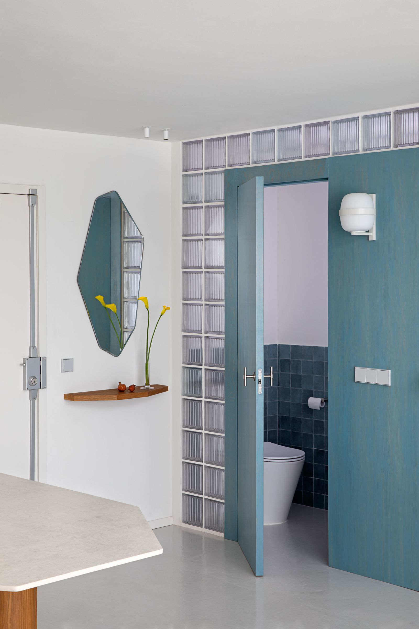 loft vicino madrid studio Hass bagno vetrocemento porta specchio mensola