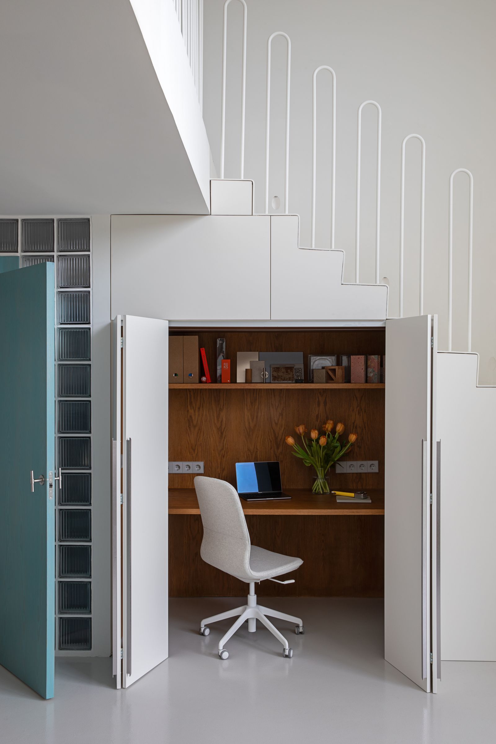 loft vicino madrid studio Hass ufficio piccolo nascosto porte a libro scala in metallo bianco sedia bianca da ufficio