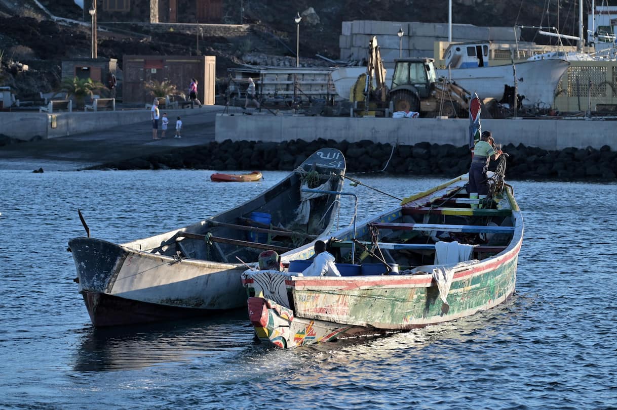 Migranti, soccorsa nave alla deriva da 27 giorni al largo delle Canarie: diversi morti