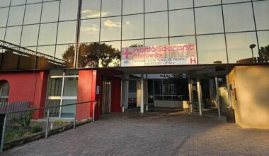 Entra in ospedale, si fa consegnare il telefono da un ricoverato e gli sottrae 800 euro: denunciato 23enne a Fabriano