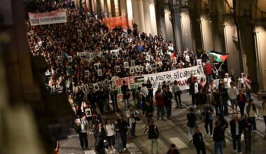 Il corteo passa davanti alla stazione di Bologna, blindata, almeno mille i manifestanti: “Per Lince, Fakir e contro gli abusi di polizia e Stato”