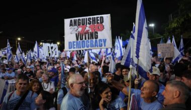 Israele, migliaia a Tel Aviv manifestano contro Netanyahu