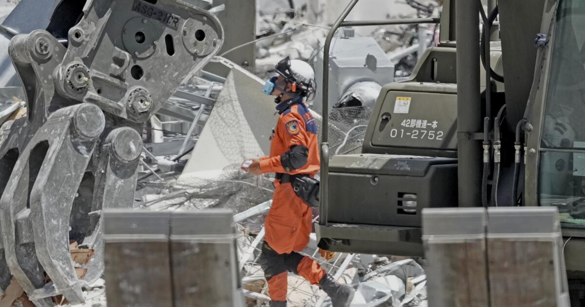 After Japan quake, woman dies of apparent heat stroke sheltering in car