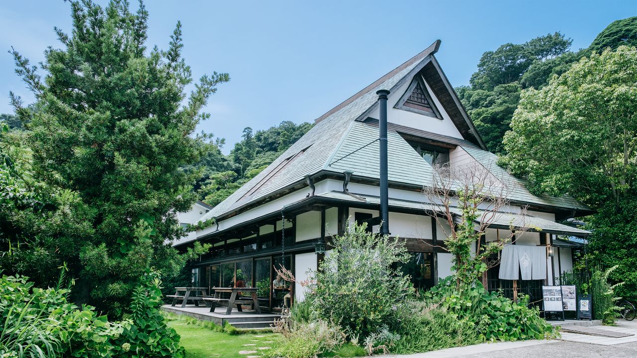 With Kamakura: Traditional Snow-Country Architecture in a Sunny Seaside Neighborhood