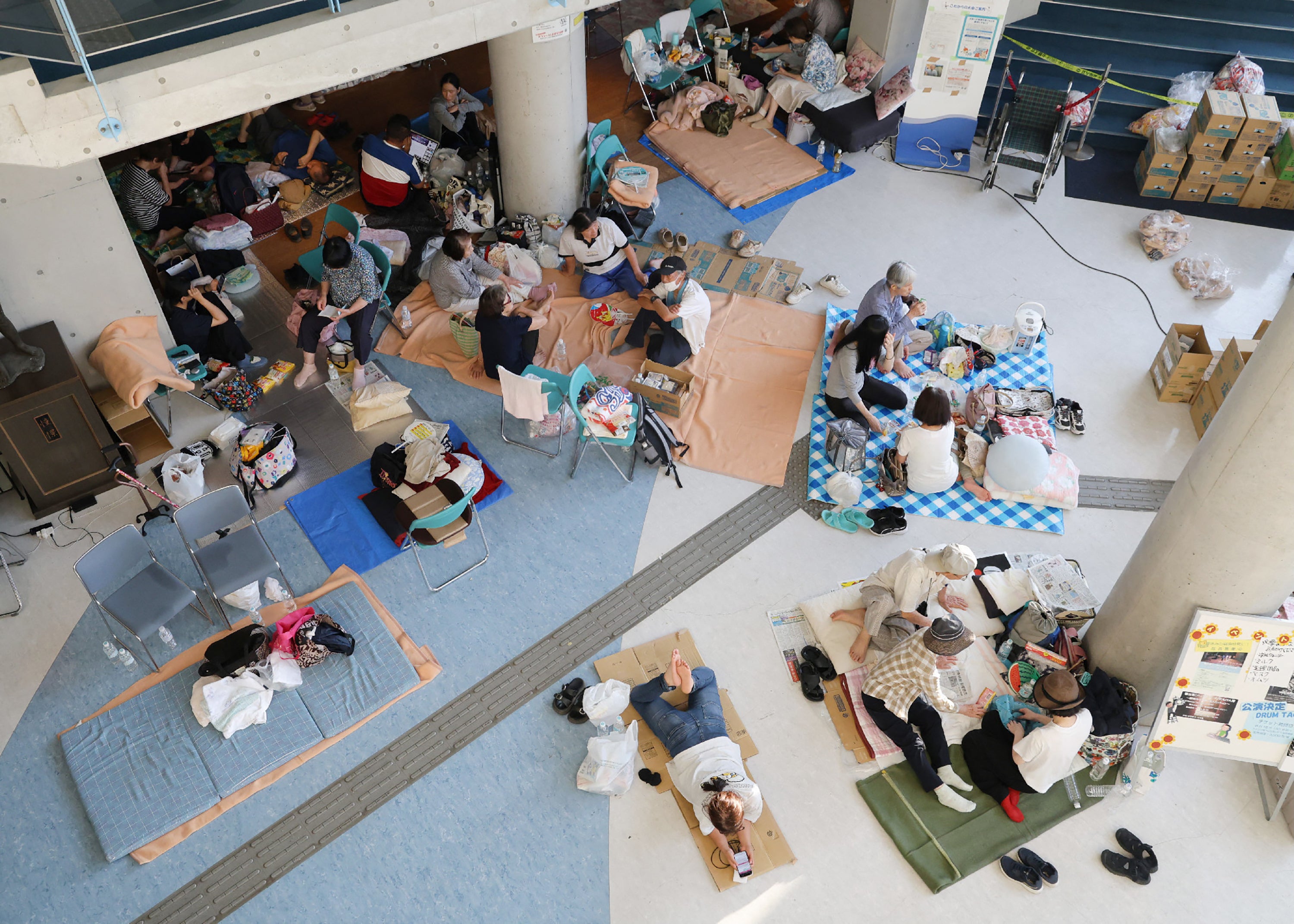 People take shelter at the ‘Wing Matsubase’ General Sports and Cultural Center in Uki, Kumamoto Prefecture