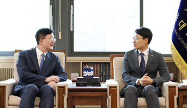 Im Kwang-hyun (right), Commissioner of the National Tax Service, holds a tea meeting with Seoul National University President Yoo Hong-lim at SNU on the 29th. Photo courtesy of the National Tax Service - Seoul Economic Daily Finance News from South Korea