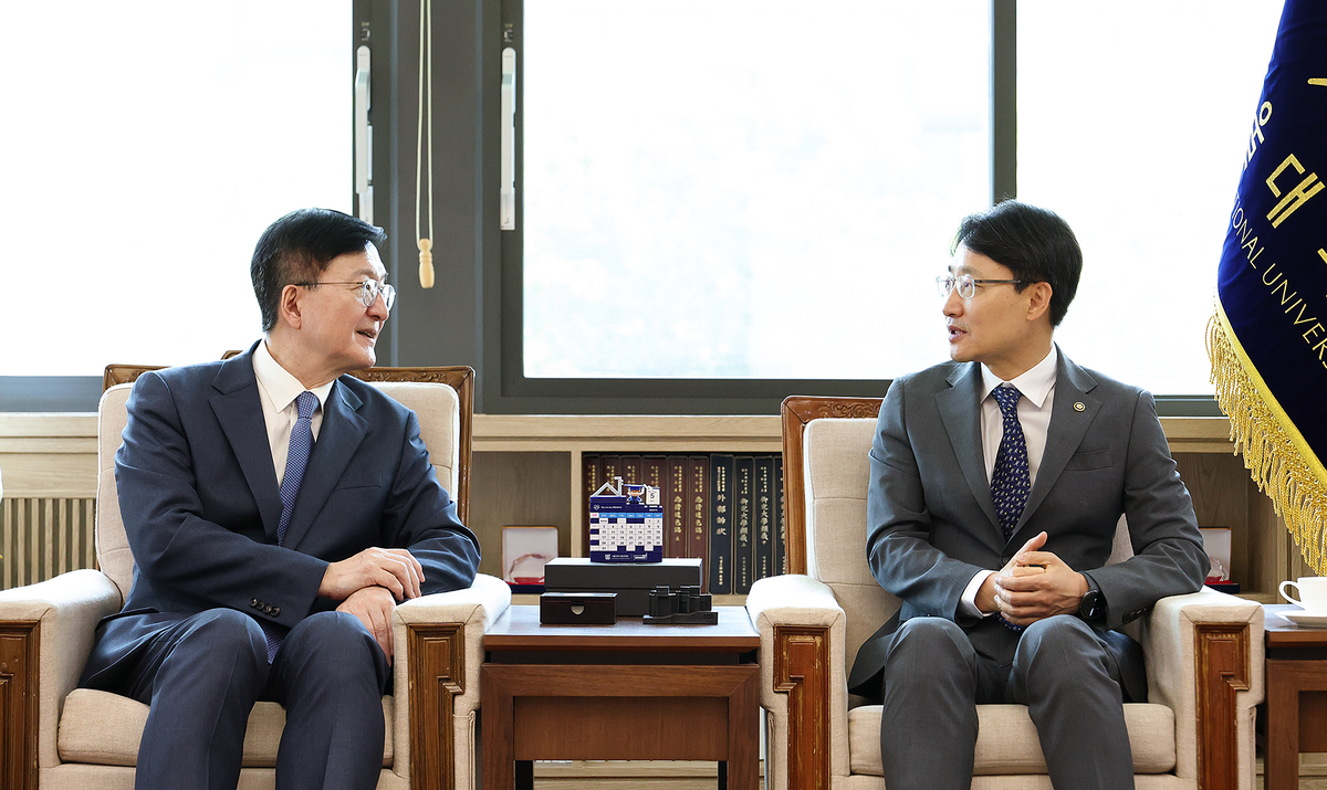 Im Kwang-hyun (right), Commissioner of the National Tax Service, holds a tea meeting with Seoul National University President Yoo Hong-lim at SNU on the 29th. Photo courtesy of the National Tax Service - Seoul Economic Daily Finance News from South Korea