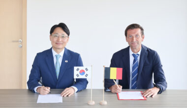 National Tax Service Commissioner Lim Kwang-hyun signs a working agreement with Belgian Tax Commissioner Philippe Van de Velde on the 11th (local time). Photo courtesy of the National Tax Service - Seoul Economic Daily Finance News from South Korea