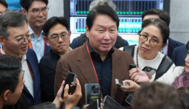 SK Group Chairman Chey Tae-won speaks with Korean reporters at SK hynix's booth during Computex 2026 at the Nangang Exhibition Center in Taipei, Taiwan, on the 2nd (local time). SK hynix - Seoul Economic Daily Finance News from South Korea