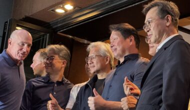 Nvidia CEO Jensen Huang (center), SK Chairman Chey Tae-won and others pose for the press after finishing their meal at Kkanbu Chicken's Samsung branch in Seoul's Gangnam district on the 7th. Reporter Lee Seok-jin - Seoul Economic Daily Finance News from South Korea