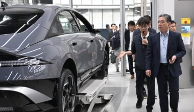 Chang Jae-hoon, vice chairman of Hyundai Motor Group, inspects a vehicle under repair at the Suwon High-Tech Center in Giheung-gu, Yongin, Gyeonggi Province, on the 30th. Hyundai Motor - Seoul Economic Daily Finance News from South Korea