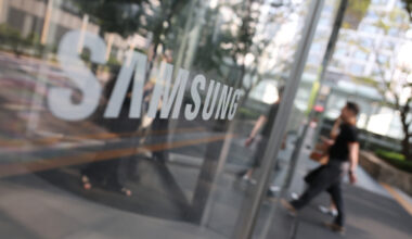 Employees head to work at Samsung Electronics' Seocho building in Seoul on the 29th of last month. Yonhap News - Seoul Economic Daily Finance News from South Korea