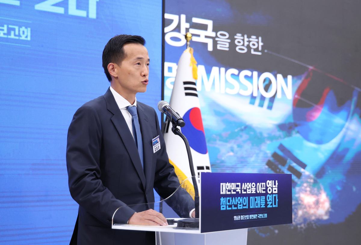Kim Dong-kwan, vice chairman of Hanwha Group, announces investment plans at a public briefing on the advanced industry development vision for the Yeongnam region, presided over by President Lee Jae-myung, in Jinju, South Gyeongsang Province, on the 3rd. Yonhap News - Seoul Economic Daily Finance News from South Korea