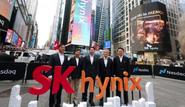 SK Group Chairman Chey Tae-won, SK Hynix President Kwak Noh-jung, and other key executives pose for a photo in front of the Nasdaq Tower in Times Square, New York, on the 10th (local time). Photo=SK Hynix - Seoul Economic Daily Finance News from South Korea