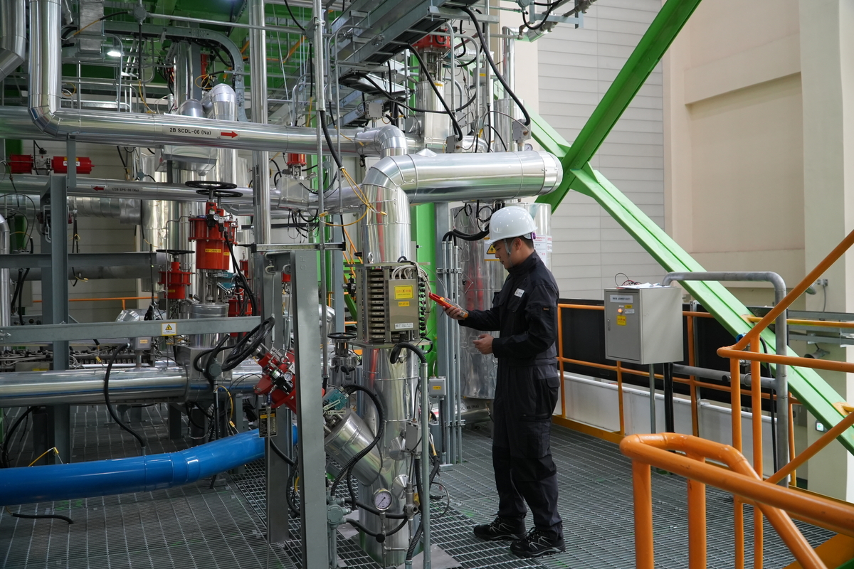 Researchers at the Korea Atomic Energy Research Institute explain the basic functions of STELLA-2 at the institute on the 24th. Photo courtesy of the Korea Atomic Energy Research Institute - Seoul Economic Daily Technology News from South Korea