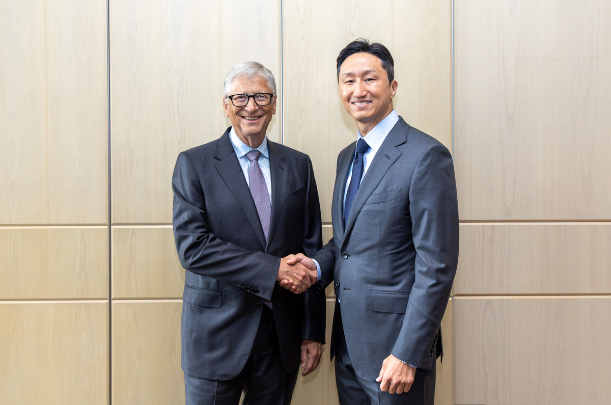 HD Hyundai Chairman Chung Ki-sun (right) met with Bill Gates, founder and chairman of TerraPower, in Seoul on the 14th to discuss mutual cooperation. /HD Hyundai - Seoul Economic Daily Finance News from South Korea