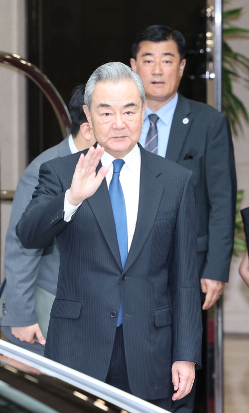 The foreign ministers of South Korea and China met in Seoul on the 19th to seek cooperation measures..
