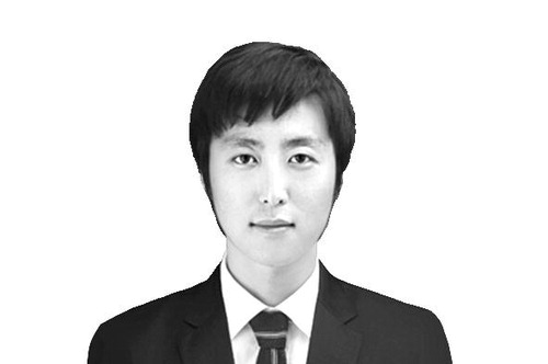 In the center of the Bank of Korea building, the large letter "price stability" is engraved. The cen..
