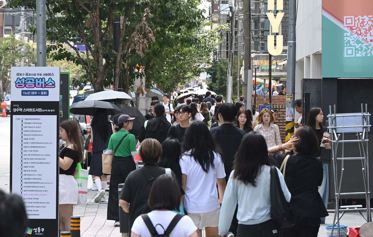 Offices and a shopping district near Exit 3 of Seongsu Station in Seongdong-gu, Seoul, are crowded with citizens and foreign tourists. Reporter Oh Seung-hyun - Seoul Economic Daily Finance News from South Korea