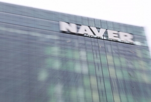 Naver shares slide back toward 200,000-won support as investors who bought at peak cry foul