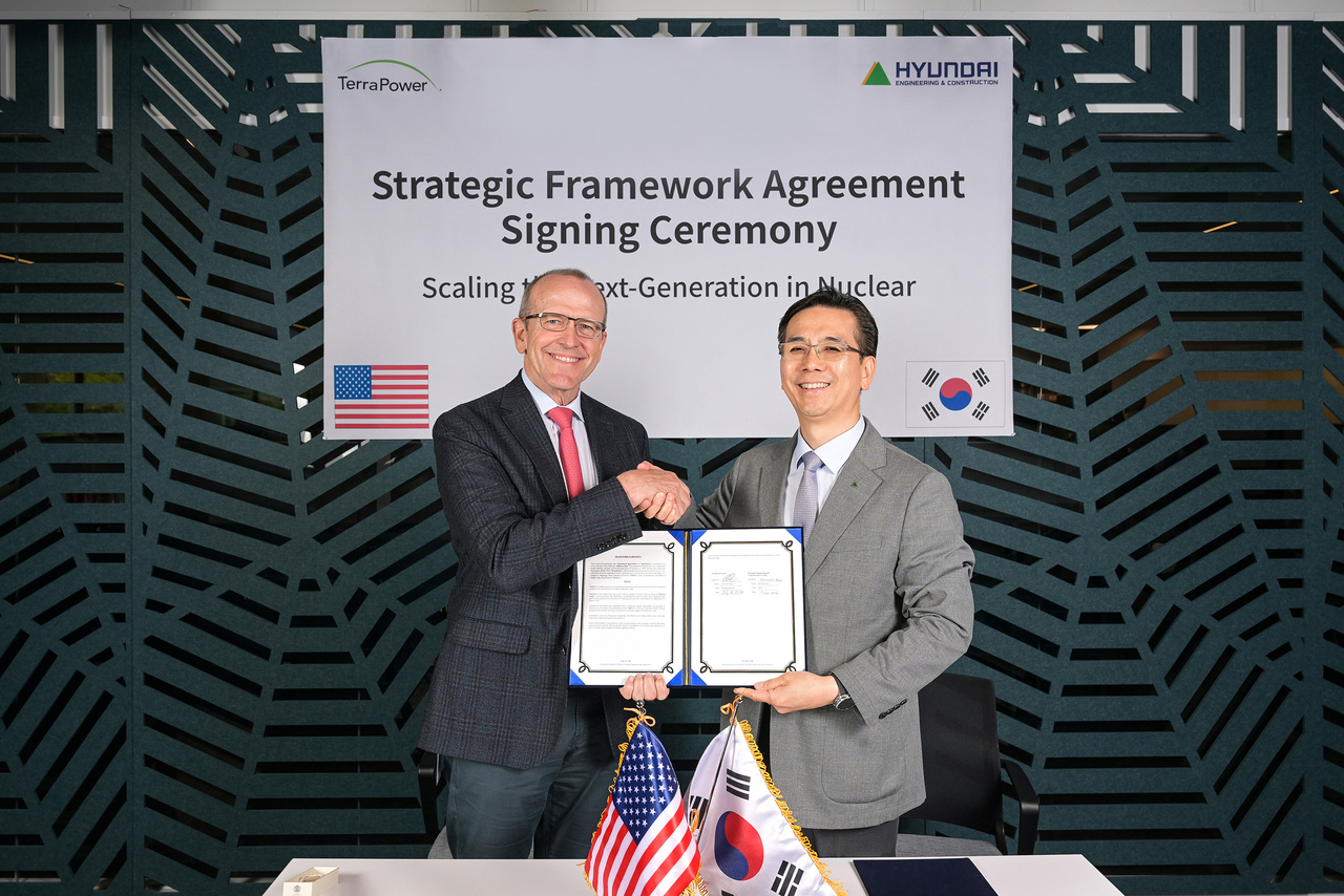 Hyundai Engineering & Construction CEO Lee Han-woo (right) shakes hands with TerraPower CEO Chris Levesque after signing a framework agreement for next-generation nuclear power plant projects in Seoul. (Hyundai E&C)