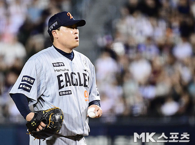 The "2026 Shinhan SOL KBO League" Hanwha Eagles and Doosan Bears match was held at Jamsil Stadium in Seoul on the afternoon of the 13th. In the bottom of the third inning with two outs and runners on the first and second bases, Hanwha starter Ryu Hyun-jin is regretful after a timely RBI hit by Doosan's Cho Ha-sung. Photo = Reporter Kim Young-gu