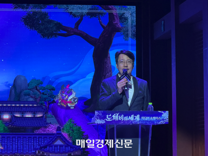 Lee Si-woo, co-chairman of Kakao Games, is greeting at the media showcase of "The World of the Guardian" held at the House of Korea in Jung-gu, Seoul on the 20th. [Reporter Jeong Hojun]