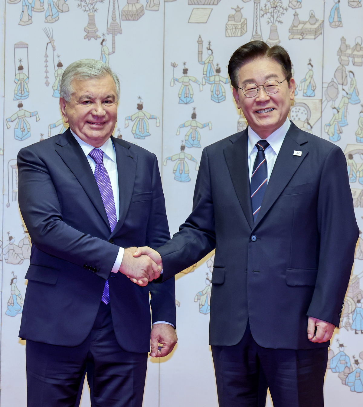 President Lee Jae-myung and Uzbek President Shavkat Mirziyoyev pose for a photo after an official welcoming ceremony at Cheong Wa Dae on Nov. 14. Yonhap News - Seoul Economic Daily Opinion News from South Korea