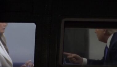 Nufilmuotas įtemptas Trumpo ir jo žmonos pokalbis sraigtasparnyje