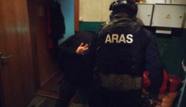 Daugiabučio laiptinėje Vilniuje vyras grasino ginklu, jį sulaikė „Aras“
