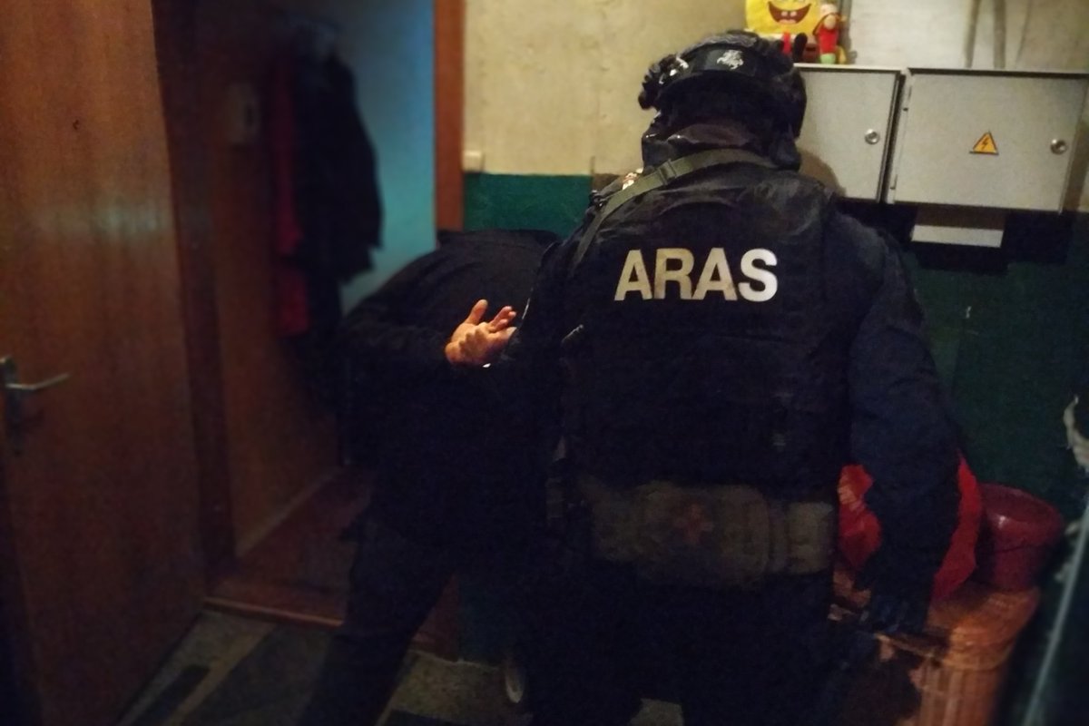 Daugiabučio laiptinėje Vilniuje vyras grasino ginklu, jį sulaikė „Aras“
