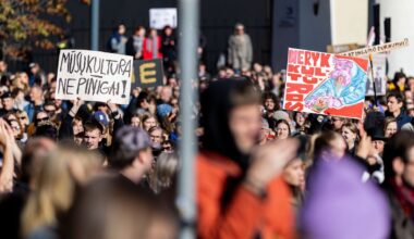 „Tai visos Lietuvos pažeminimas“: prie prezidentūros – protestas, atvyko šimtai žmonių - Delfi