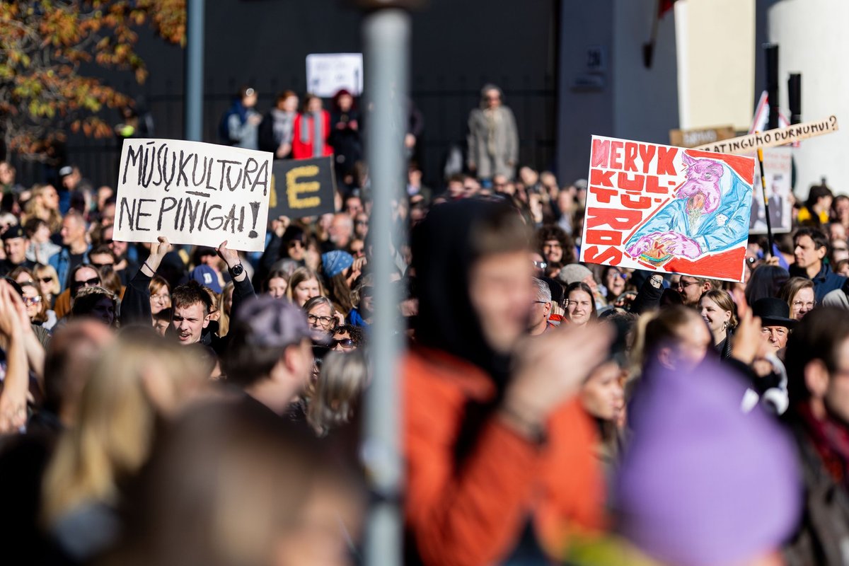 „Tai visos Lietuvos pažeminimas“: prie prezidentūros – protestas, atvyko šimtai žmonių - Delfi