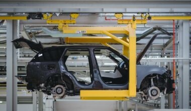 Nuo kibernetinės atakos nukentėjusi „Jaguar Land Rover“ stabdo gamybą