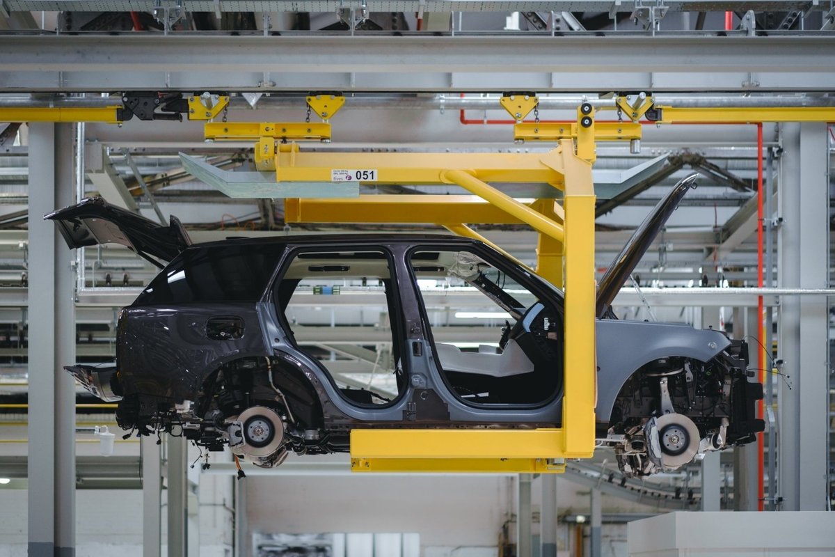 Nuo kibernetinės atakos nukentėjusi „Jaguar Land Rover“ stabdo gamybą