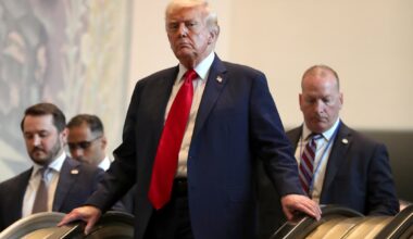 Trumpo administracija susodino į lėktuvą ir deportavo apie 100 iraniečių