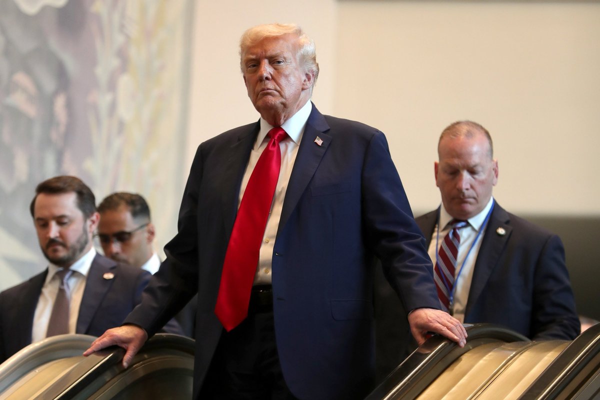Trumpo administracija susodino į lėktuvą ir deportavo apie 100 iraniečių